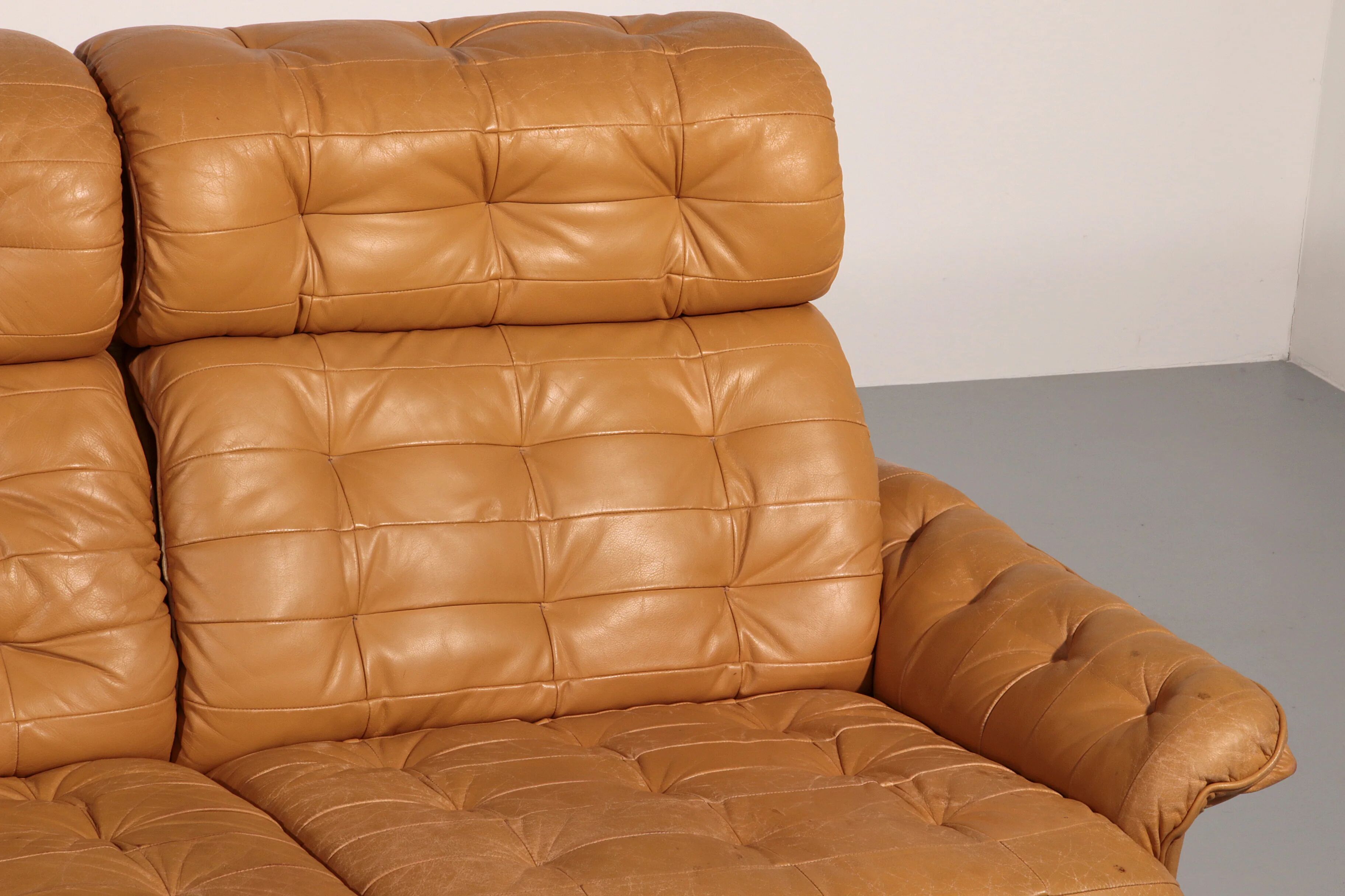 Superbe ensemble de canapés modulaires en cuir cognac des années 1970.