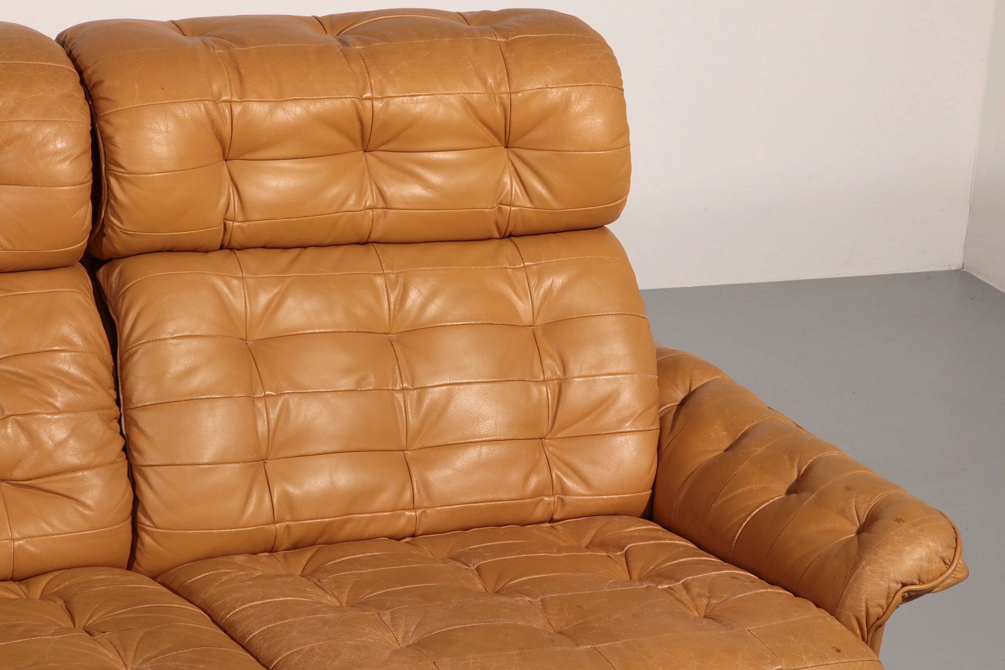 Superbe ensemble de canapés modulaires en cuir cognac des années 1970.