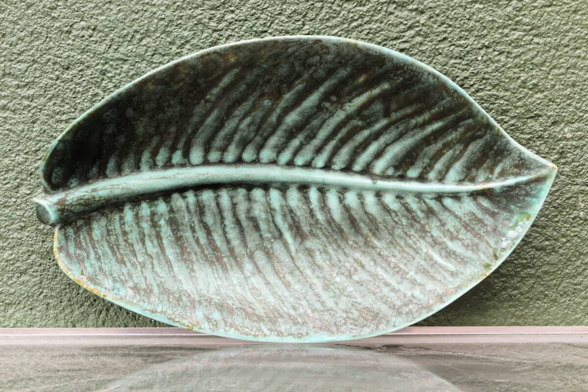 Enamelled stoneware plate