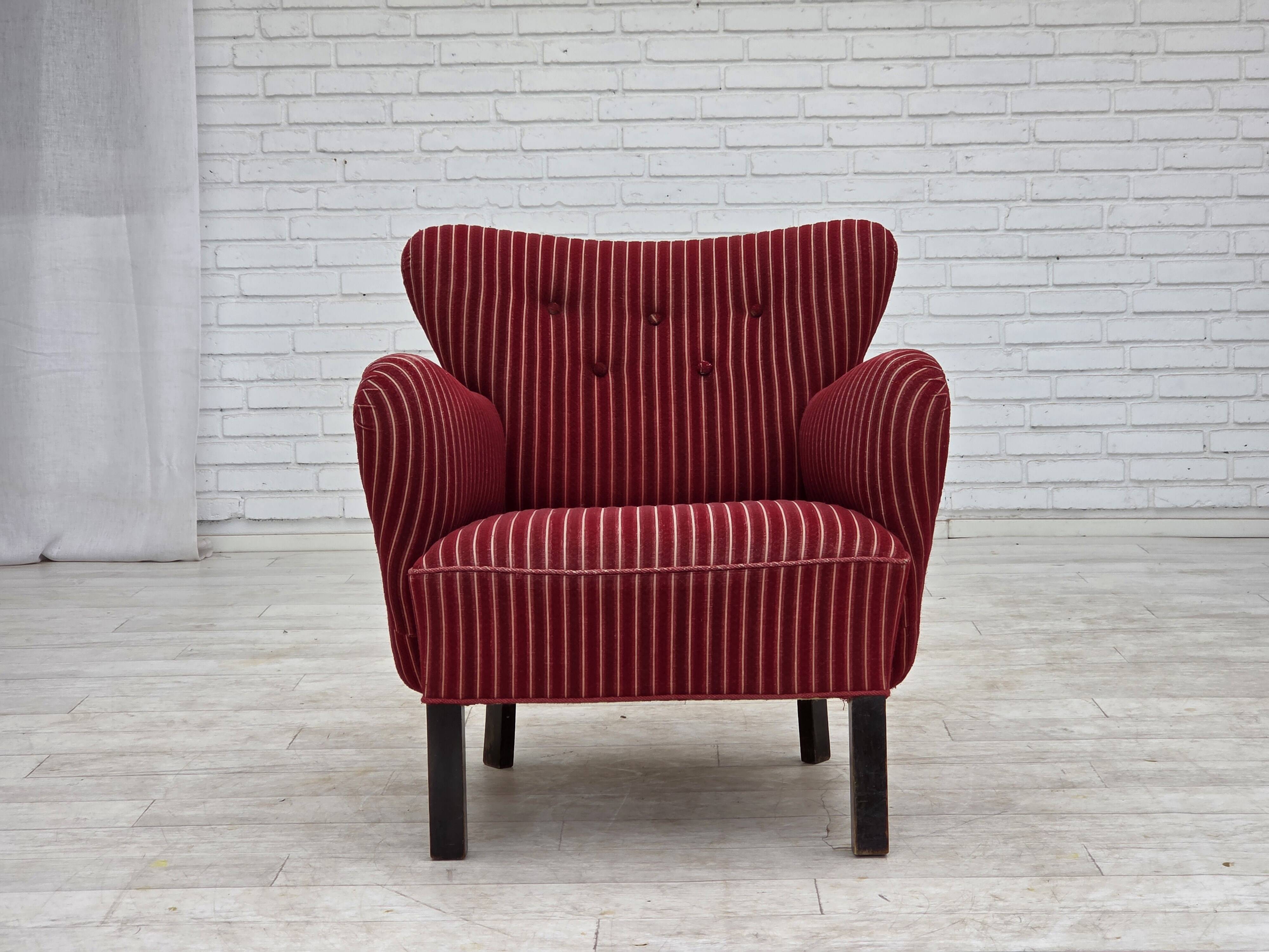 Fauteuil danois des années 1960, en laine de meuble rayée rouge, pieds en bois de chêne.