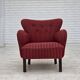 Fauteuil danois des années 1960, en laine de meuble rayée rouge, pieds en bois de chêne.