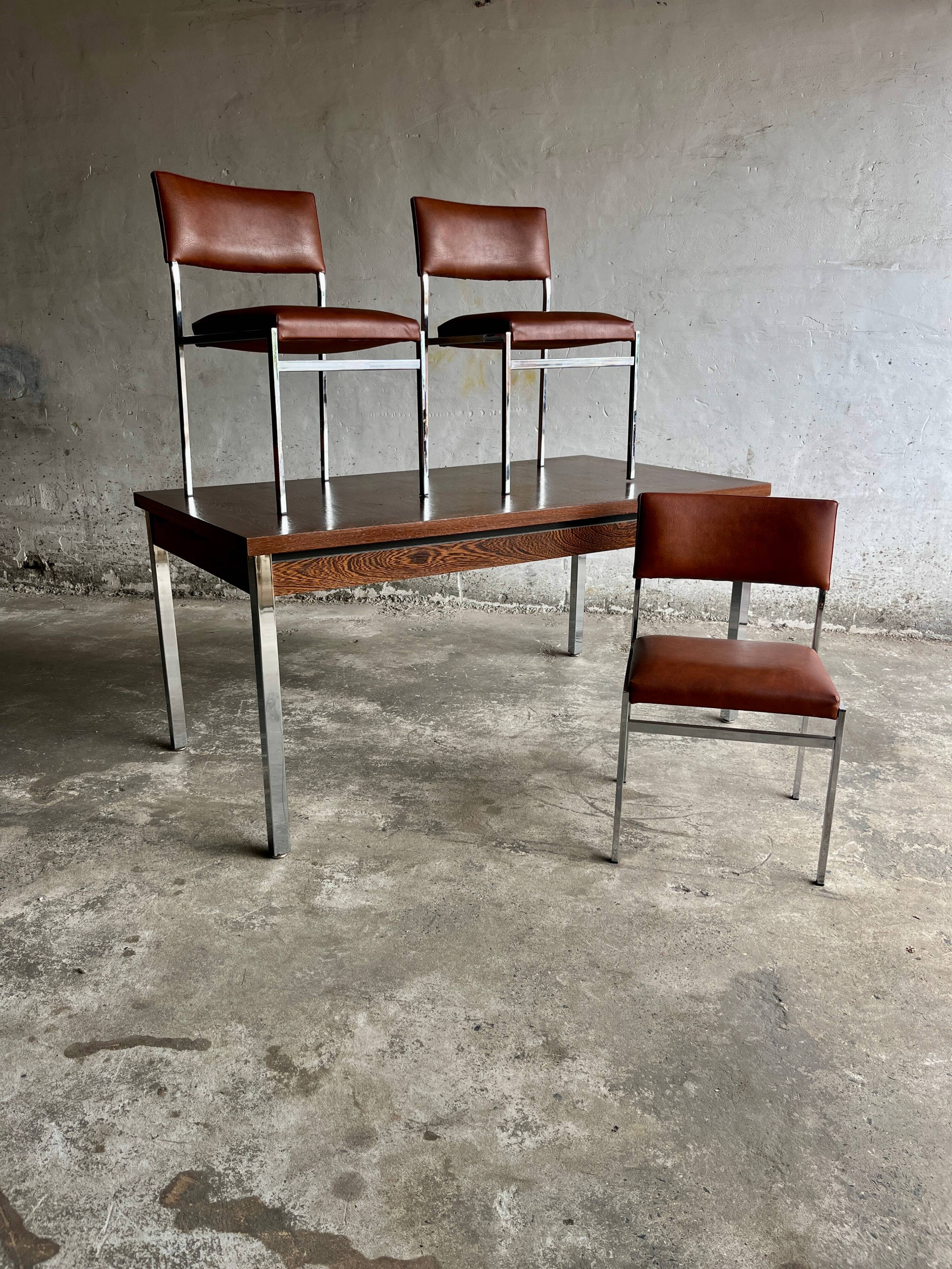 Table à manger belge mid-century avec pieds chromés