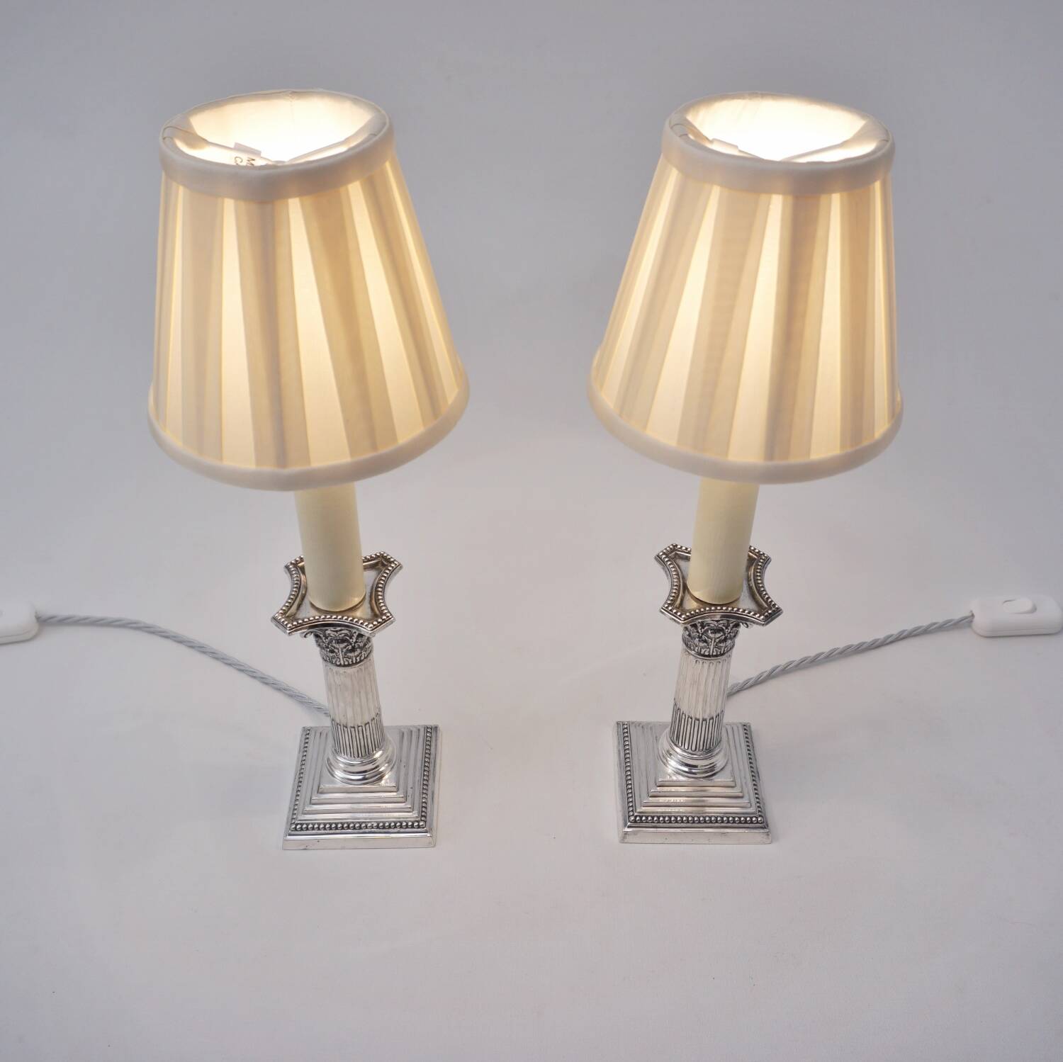 Paire antique de lampes de table en argent corinthien, William Hutton, années 1900, Royaume-Uni