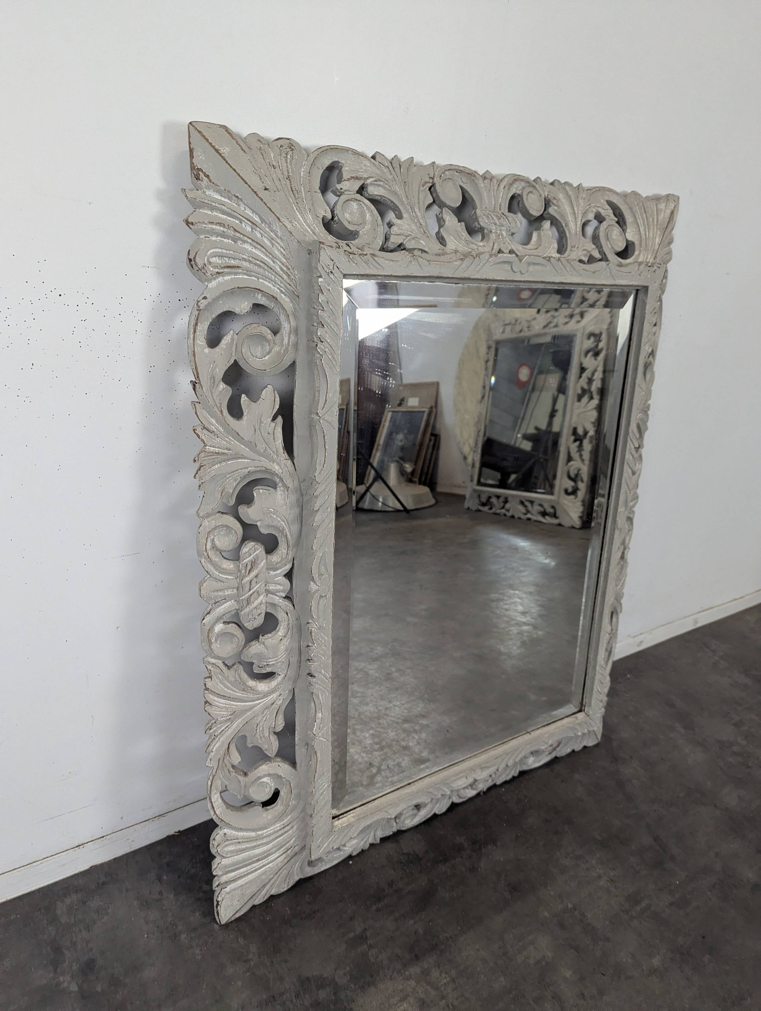 Miroir à cadre en bois sculpté ajouré patiné gris