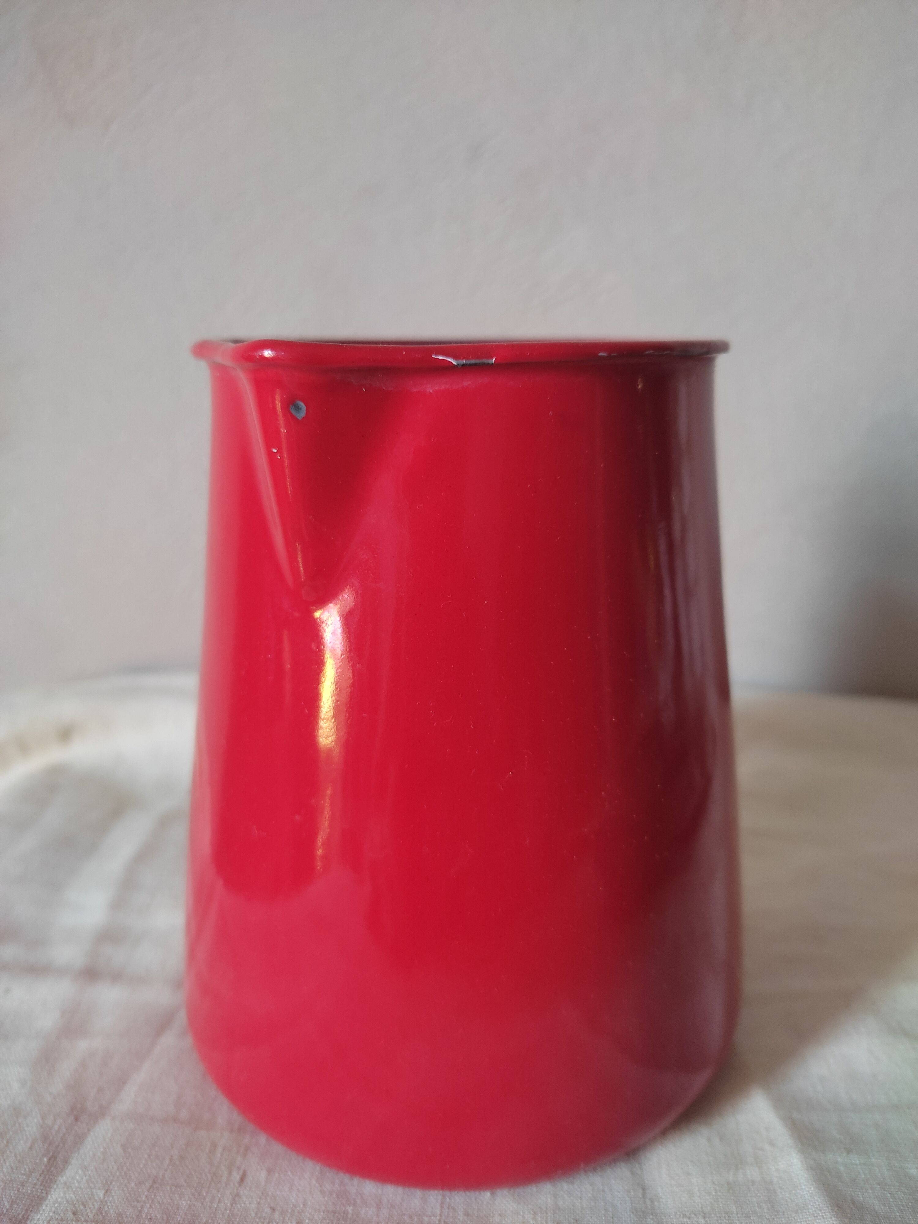 Enamelled metal pourer