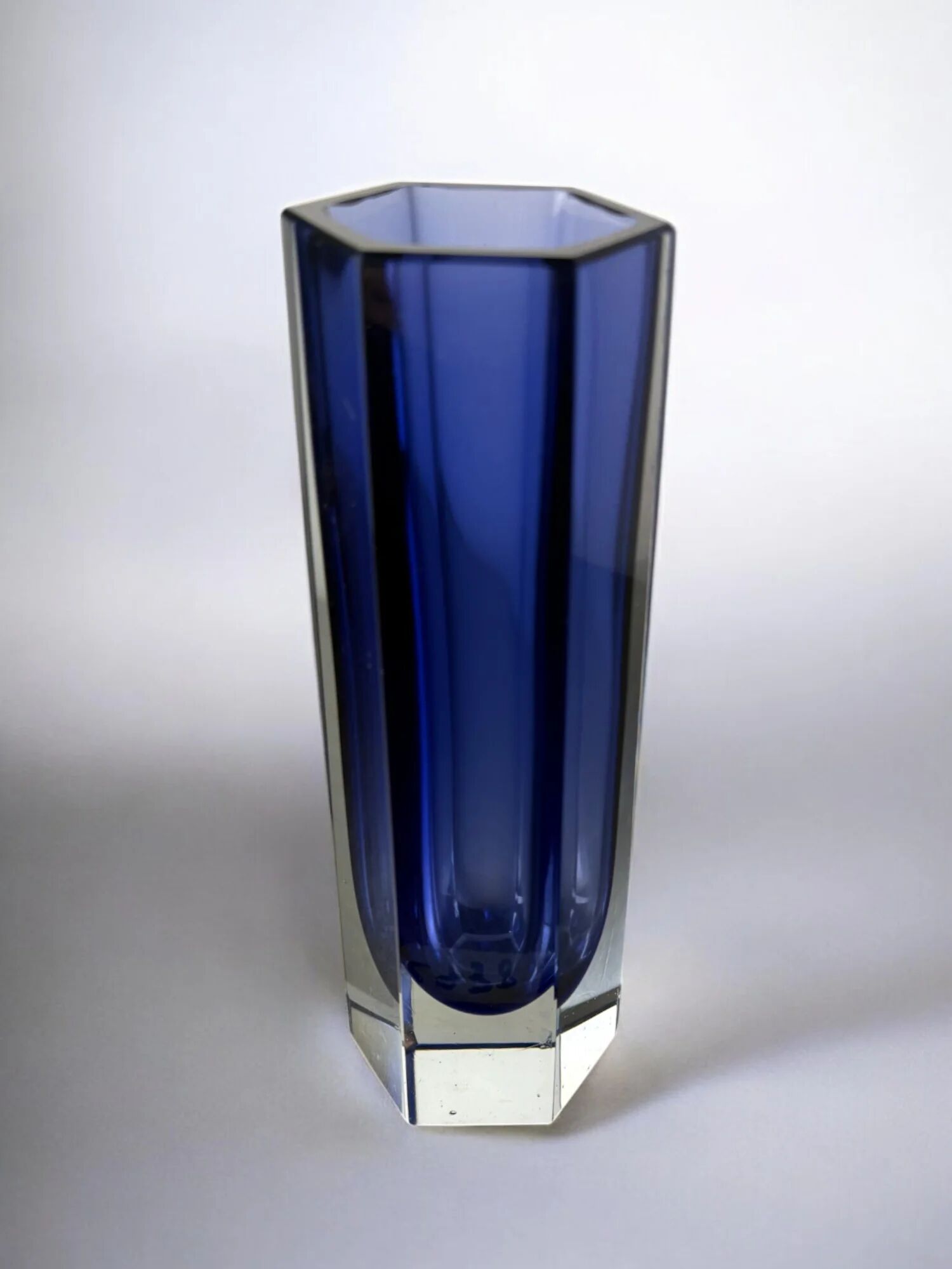 Vase Sommerso par Seguso, verre facetté bleu, Murano, Italie, années 1970