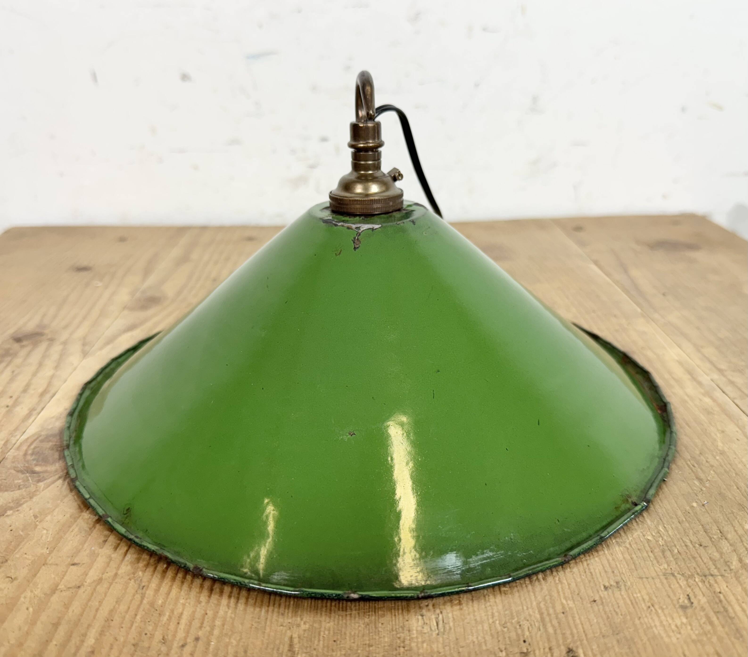 Suspension industrielle britannique en émail vert, années 1950