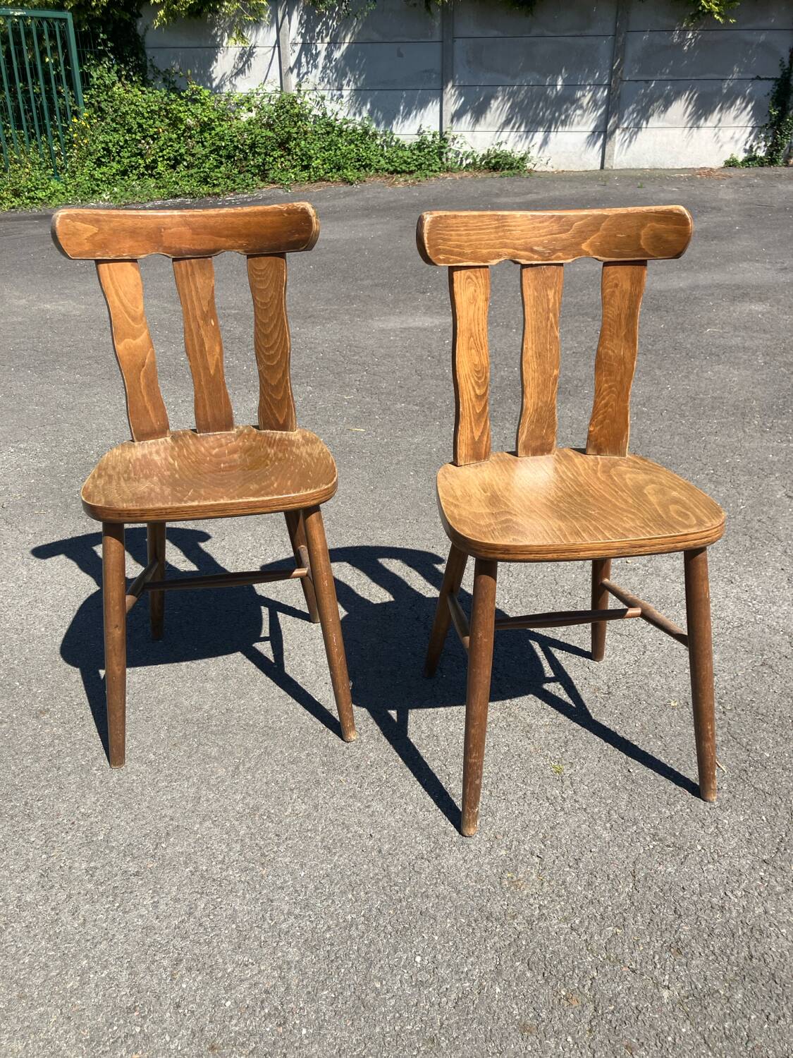 2 chaises bistrot vintage avec estampillées