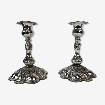 Ensemble de deux chandeliers rococo en argent poinçonné, années 1920