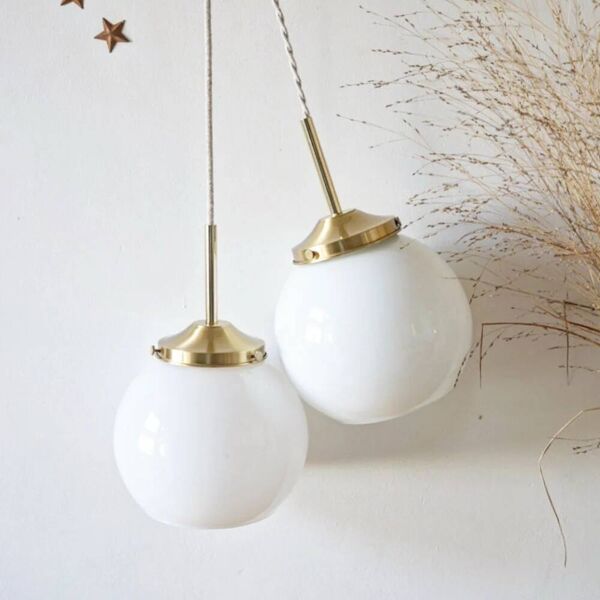Duo de suspensions en opaline blanche et laiton