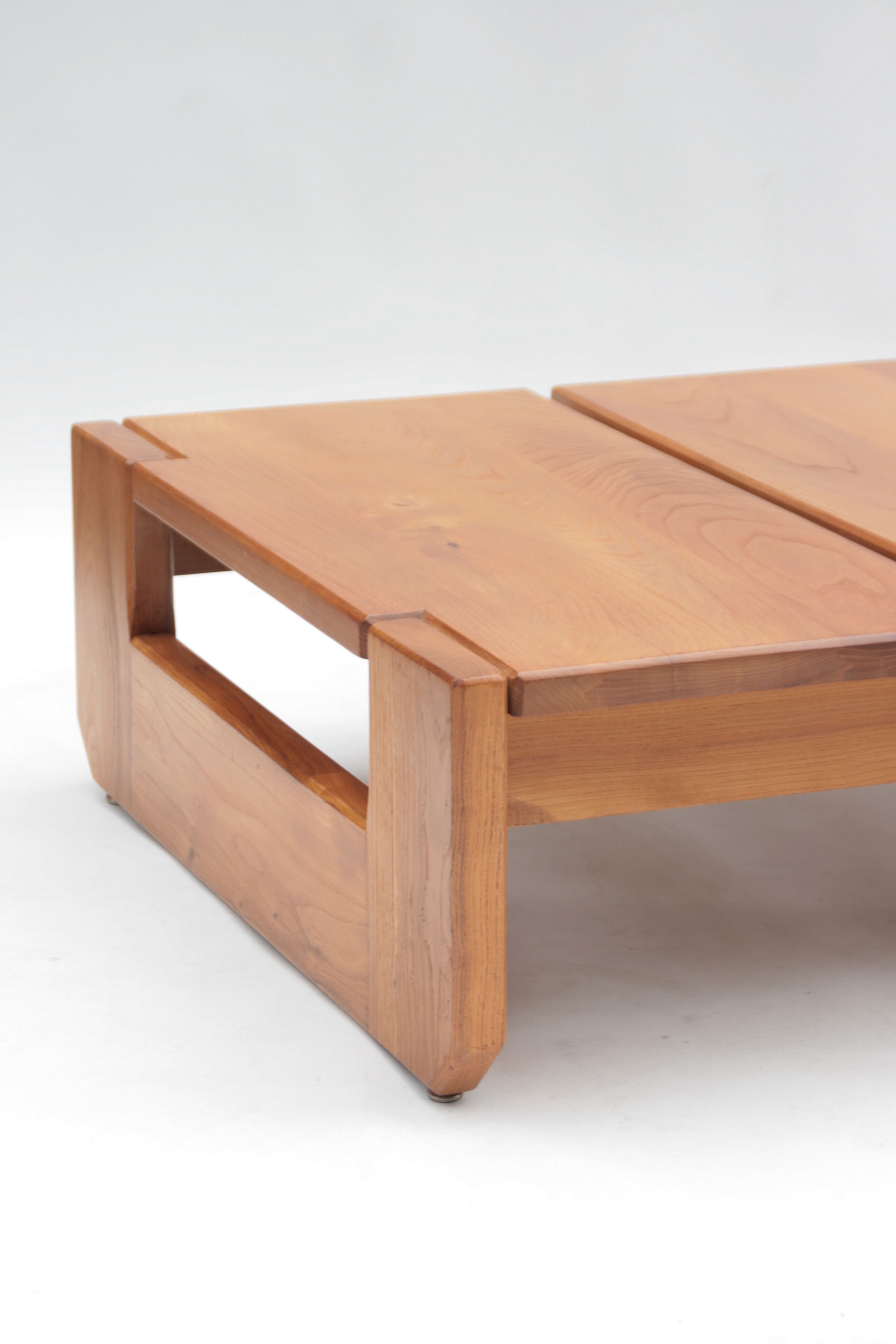 Table basse en orme par la Maison Regain, 1960