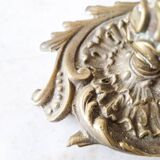 Deux bougeoirs à mains ancien en bronze doré ciselé
