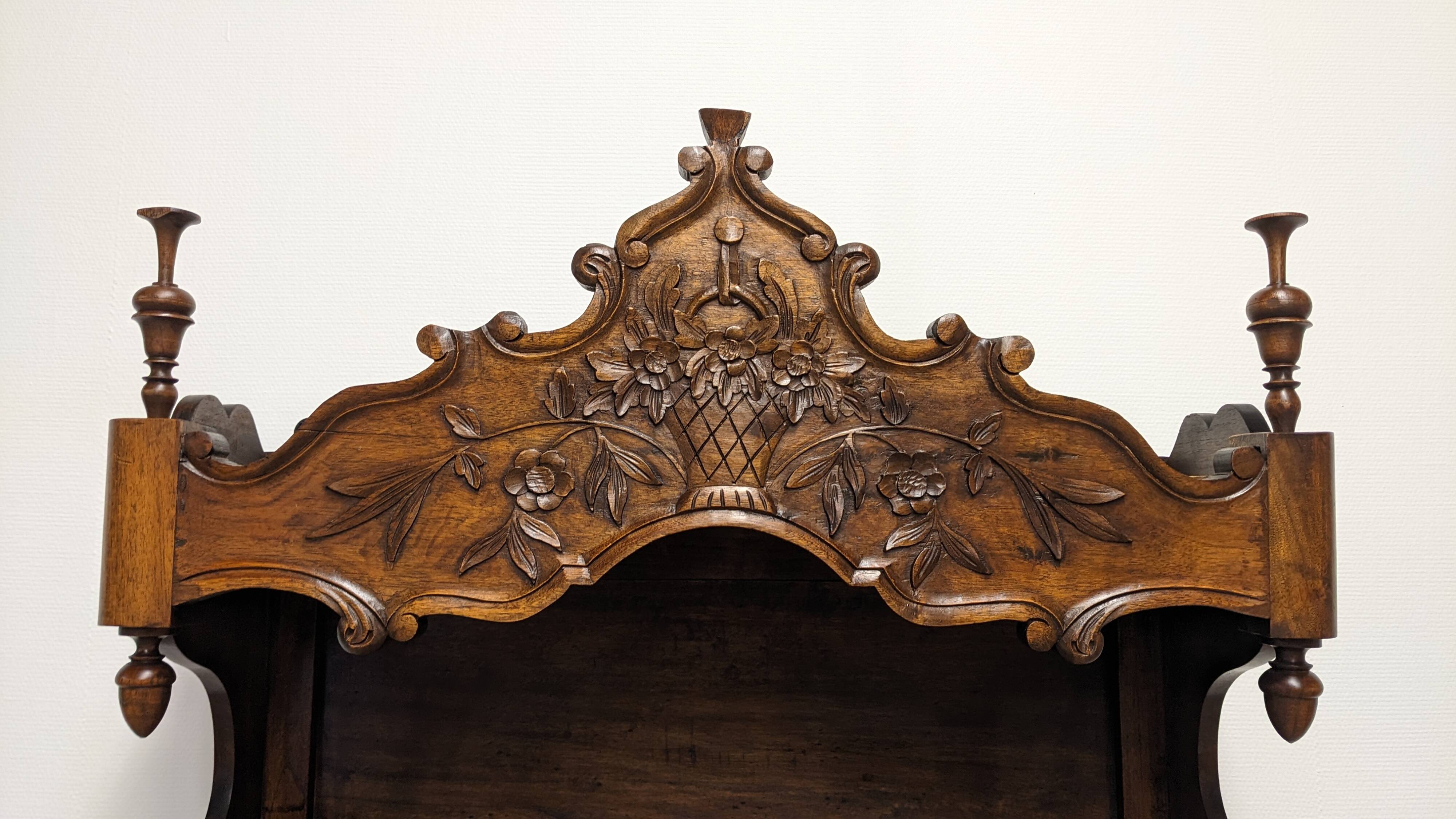 Etagère estagnier provençal de style Louis XV en noyer, France fin XIXème