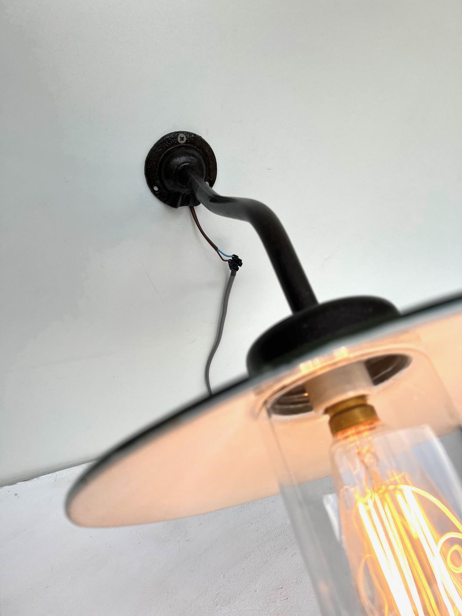 Wall lamp COL de Cygne in cast steel, fully restored 1920 1930