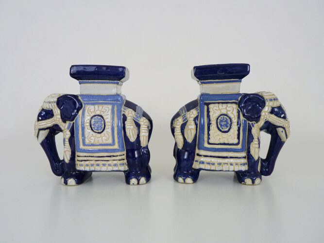 Ancienne paire d’éléphants porte-plantes en céramique dans les tons de blancs et bleus. Année 60