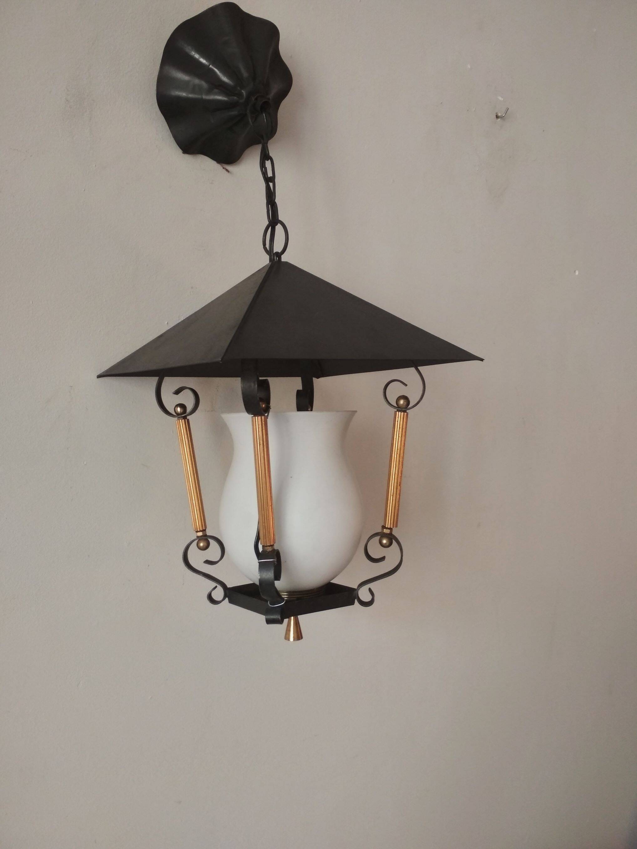 suspension lanterne noire et doré avec opaline blanche