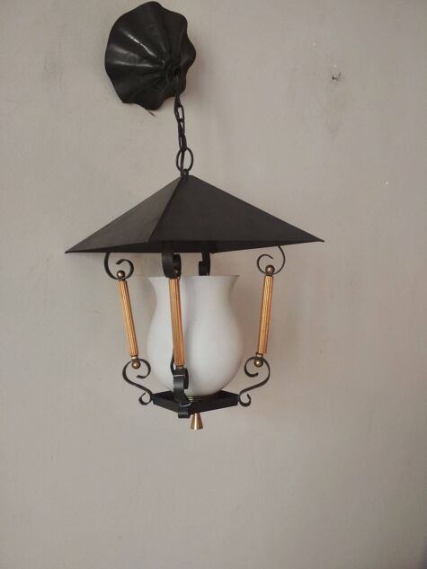 suspension lanterne noire et doré avec opaline blanche