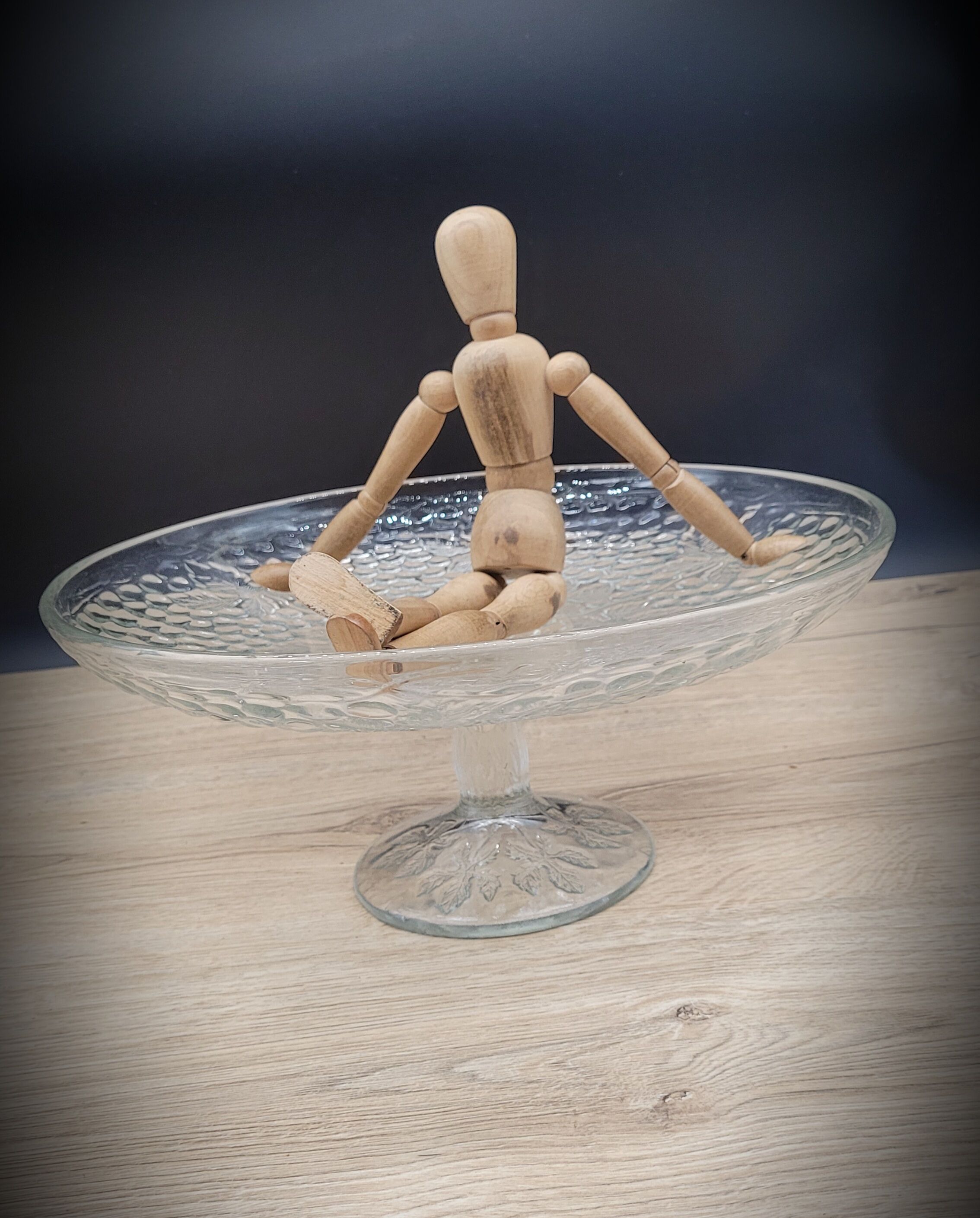 Transparent vine cake dish