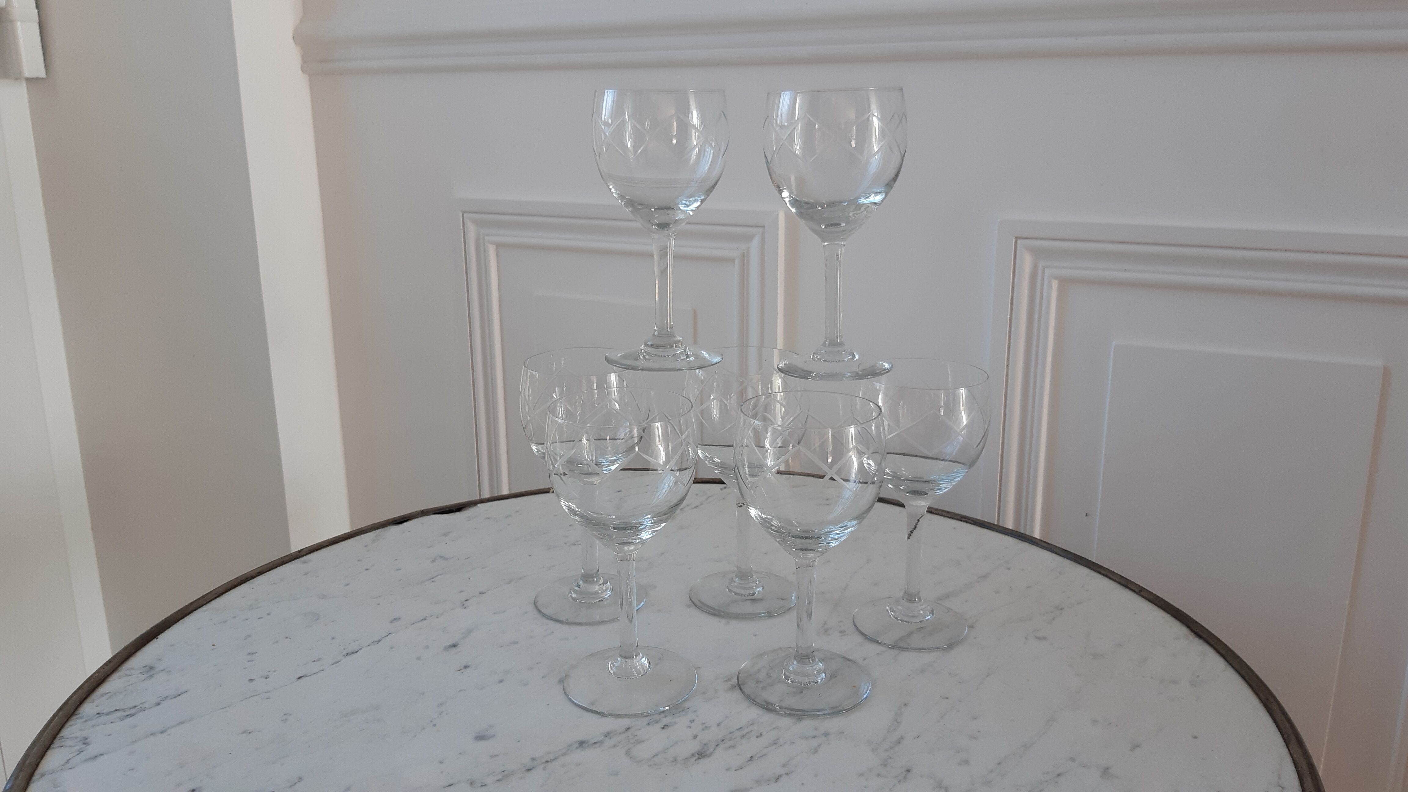 Set of 7 wine glasses engraved 50s