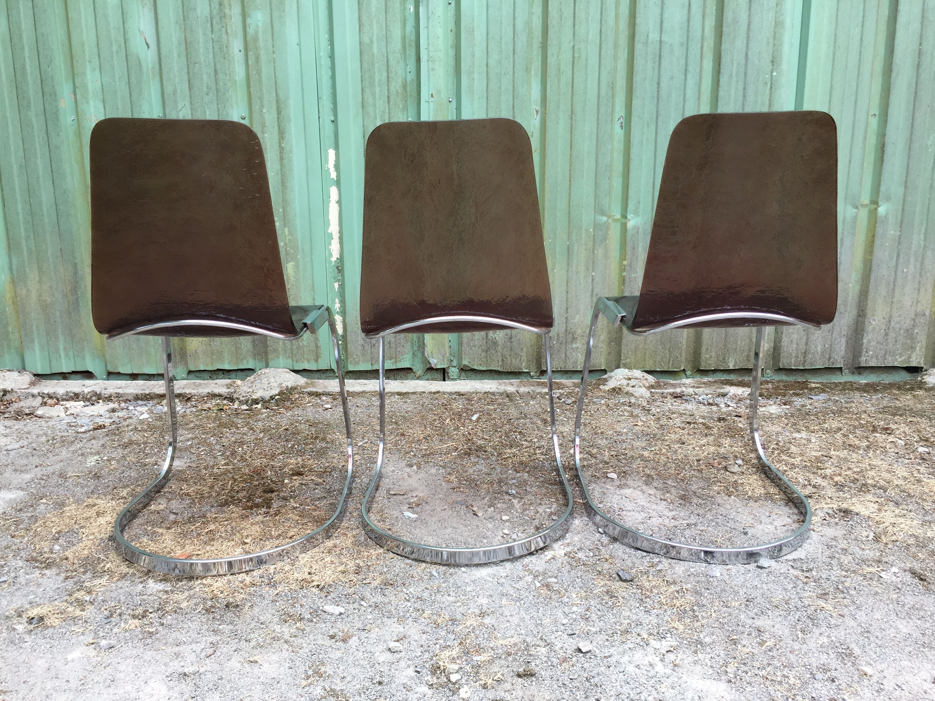 Chairs in plexiglas with chrome metal base