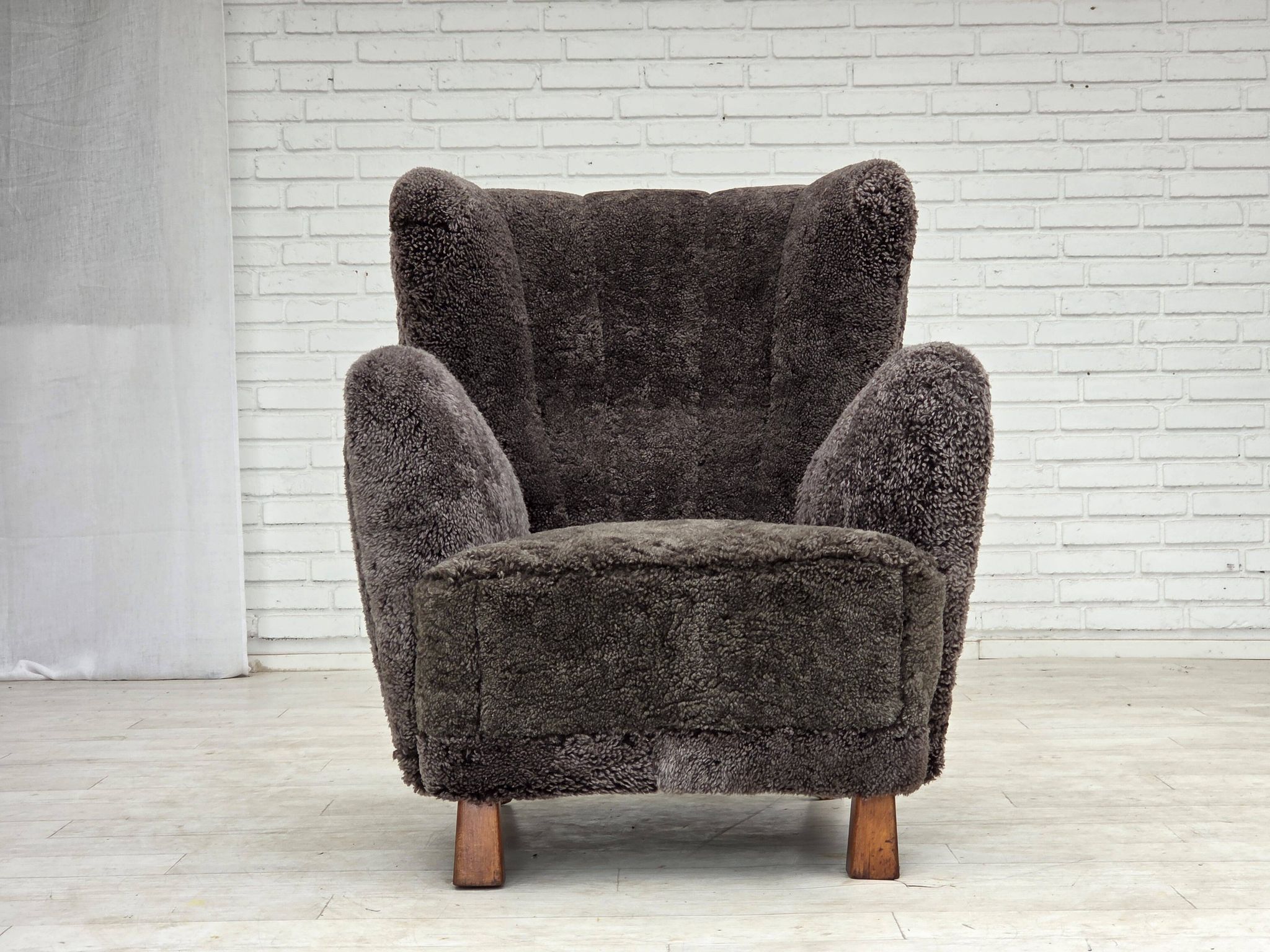 Années 1960, design danois, fauteuil rembourré, véritable peau de mouton.