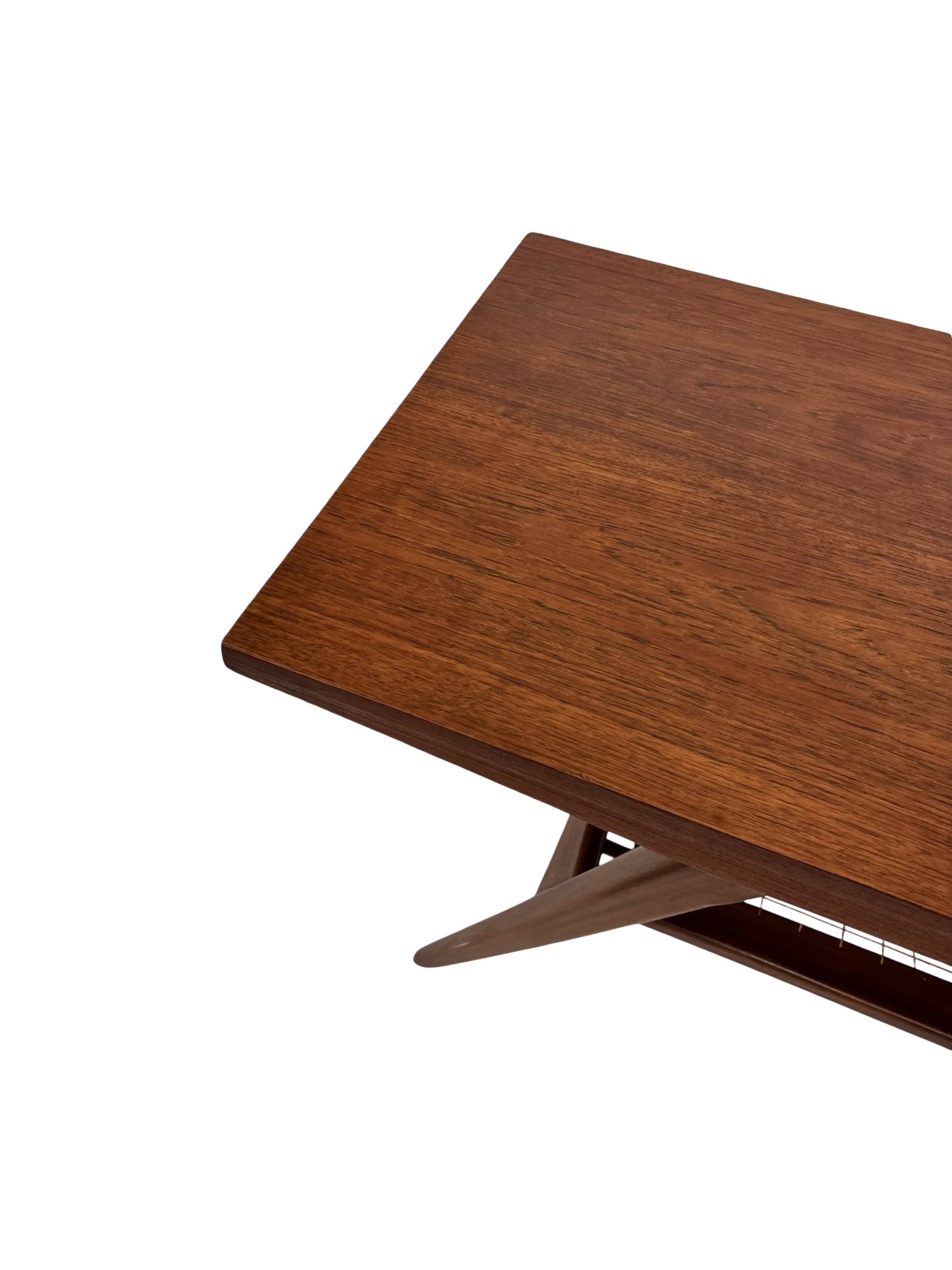 Table basse en teck dans le style de Louis van Teeffelen, années 1960