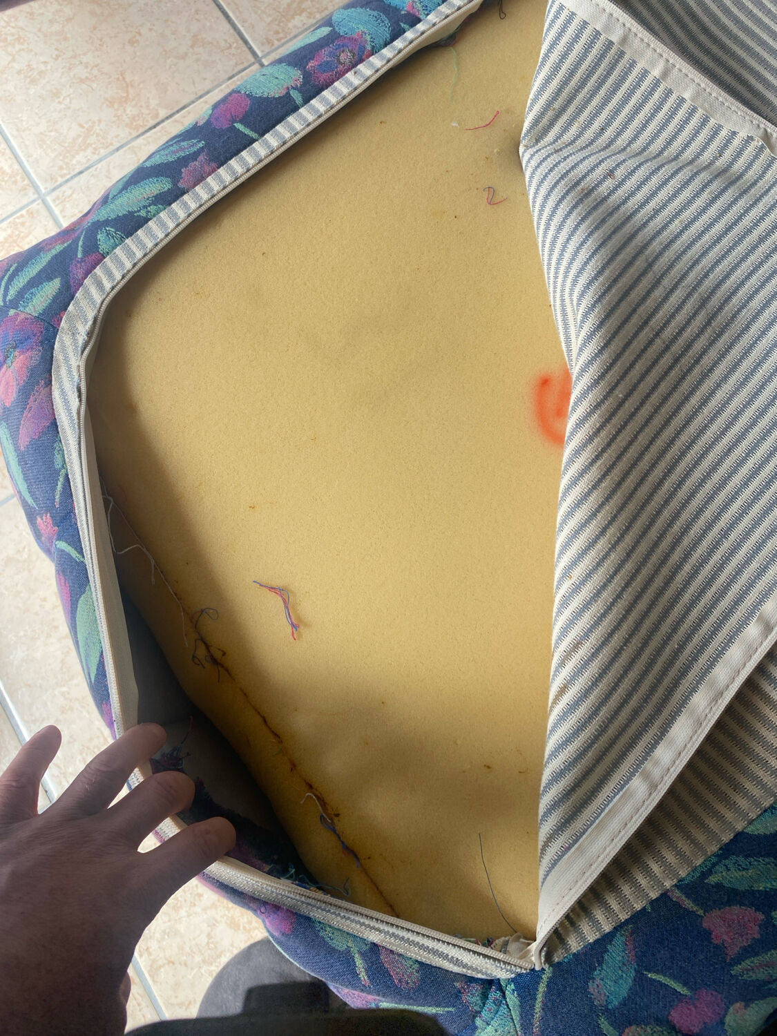 Shoe cabinet with its pouf by Michel Ducaroy for Ligne Roset.