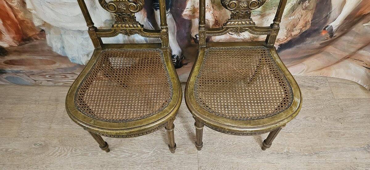 Paire de chaises de musiciens en bois sculpté et doré de style Louis XVI