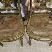 Paire de chaises de musiciens en bois sculpté et doré de style Louis XVI