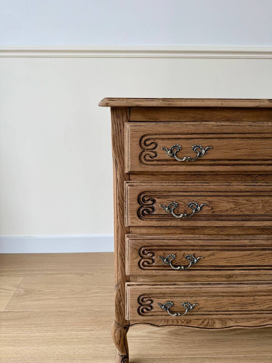 Beautiful renovated wooden chest of drawers - 4 drawers
