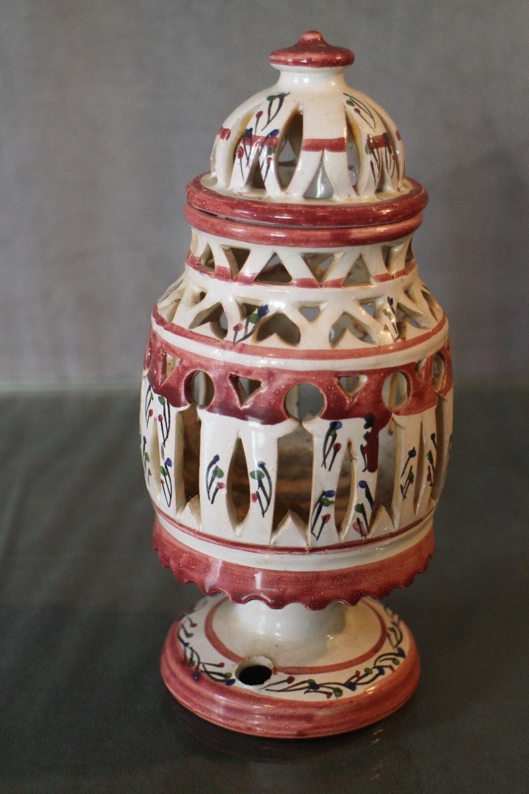 Tealight lamp foot with openwork earthenware decoration