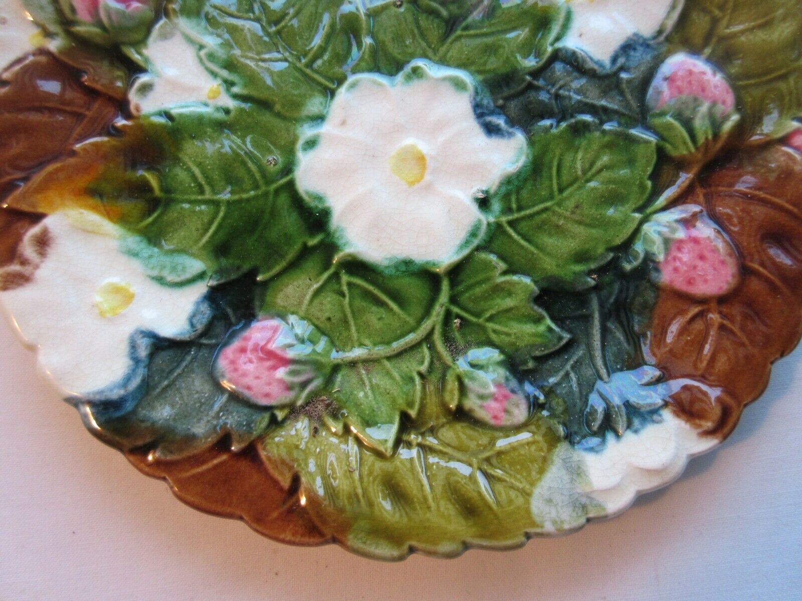Onnaing dabbling art deco plate strawberries and flowers on leaves