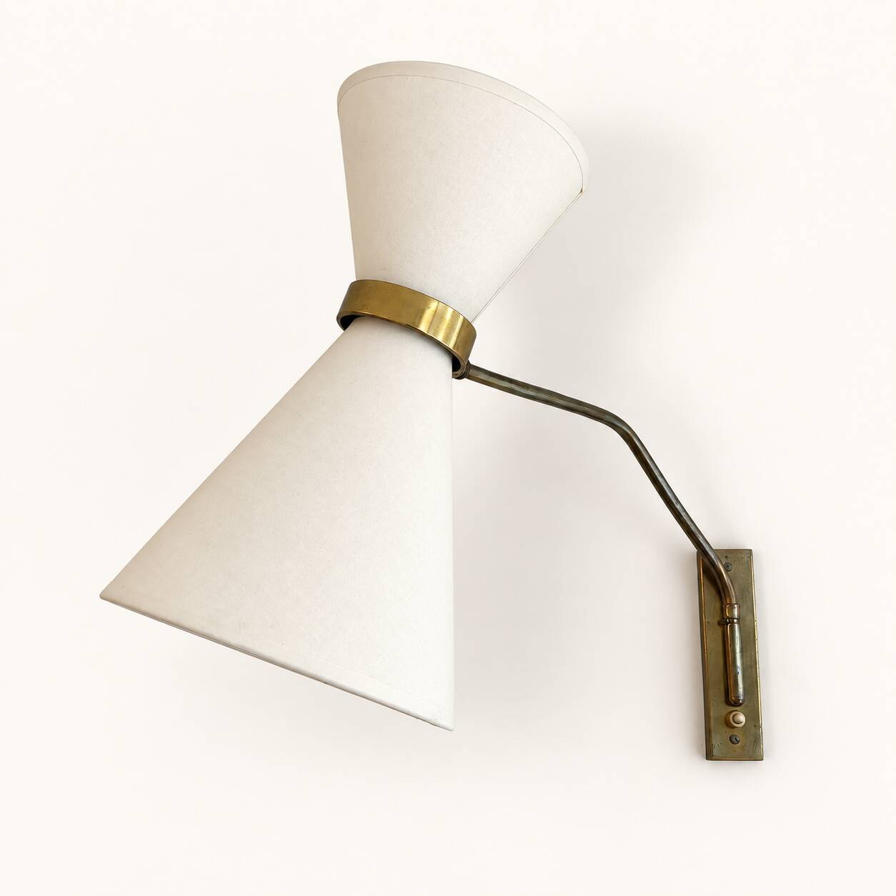 Adjustable wall light in the Maison Lunel style.
