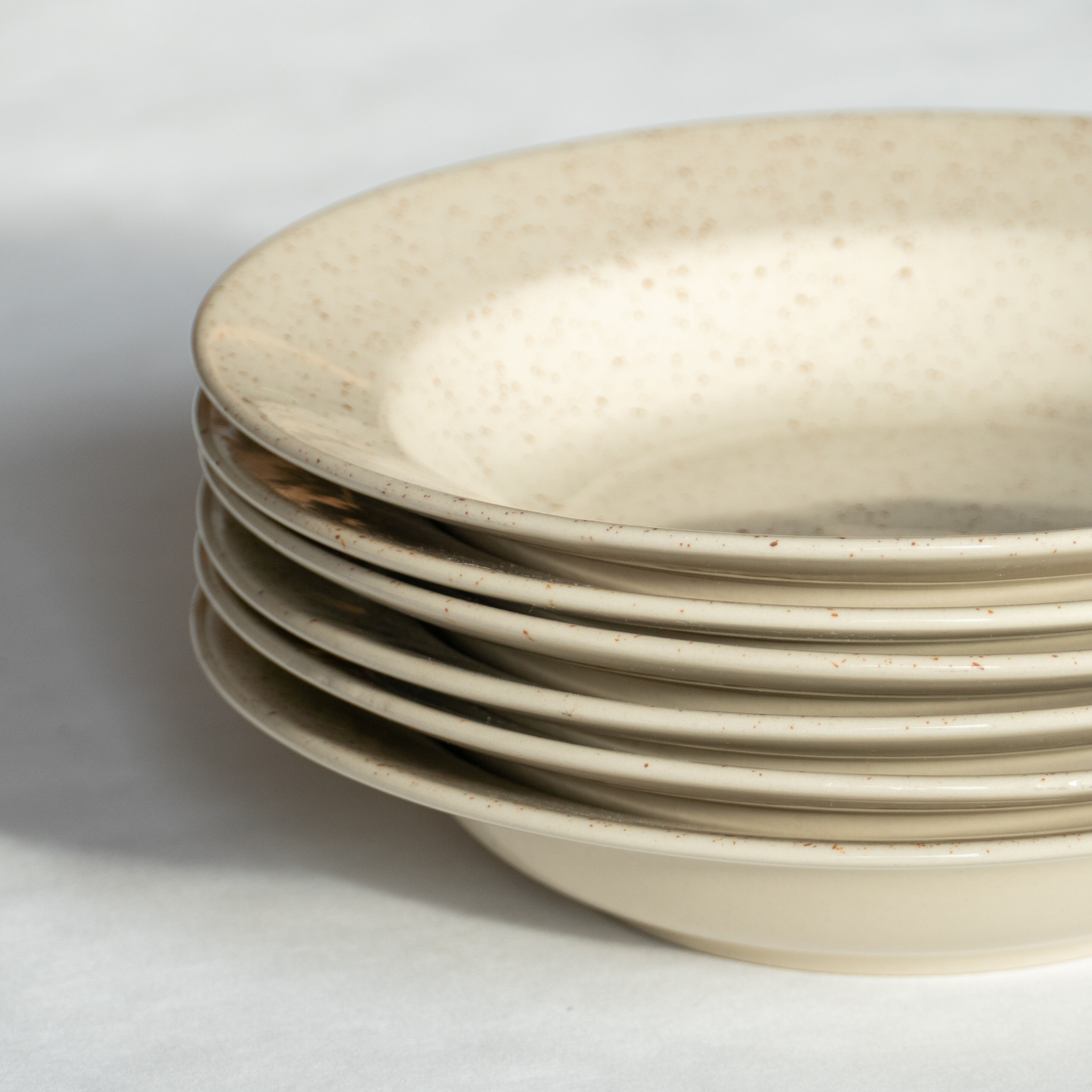 6 plates in speckled beige stoneware