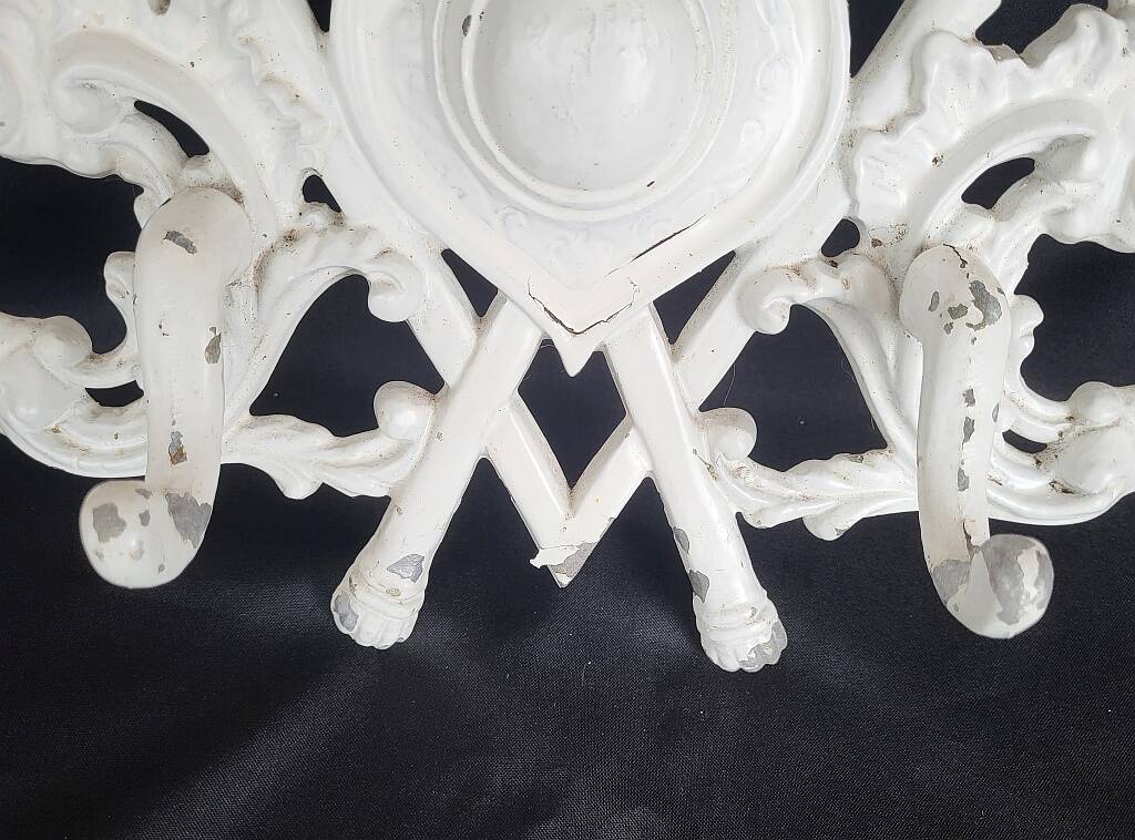 Porte-manteau mural vintage à 4 crochets en aluminium moulé, orné d'héraldique.