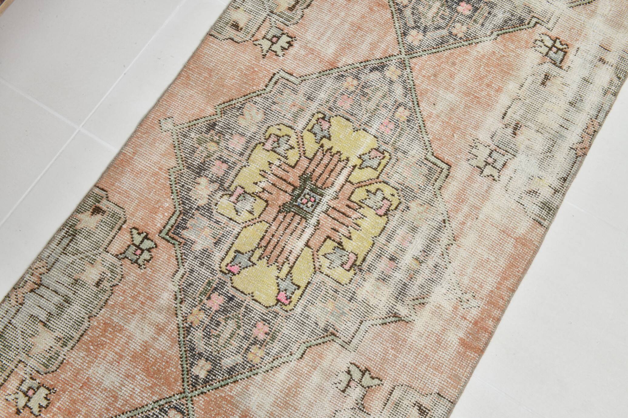Tapis persan saumon et crème, 82 x 307 cm