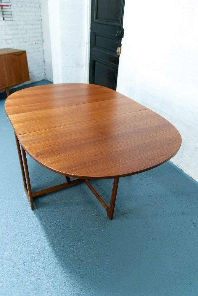 McIntosh round folding table