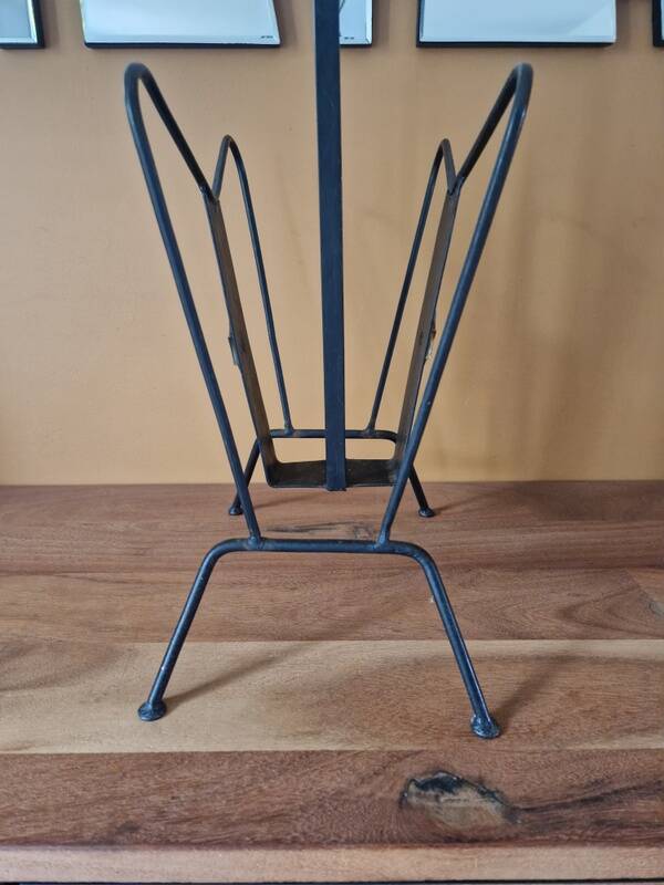 Jacques Adnet (1900-1984) - Black lacquered metal and brass magazine rack