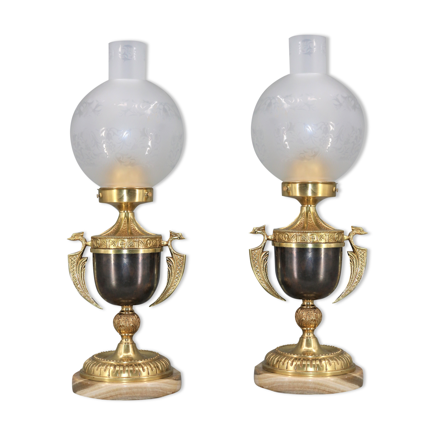 Paire de lampes en bronze doré patiné et verre renflé