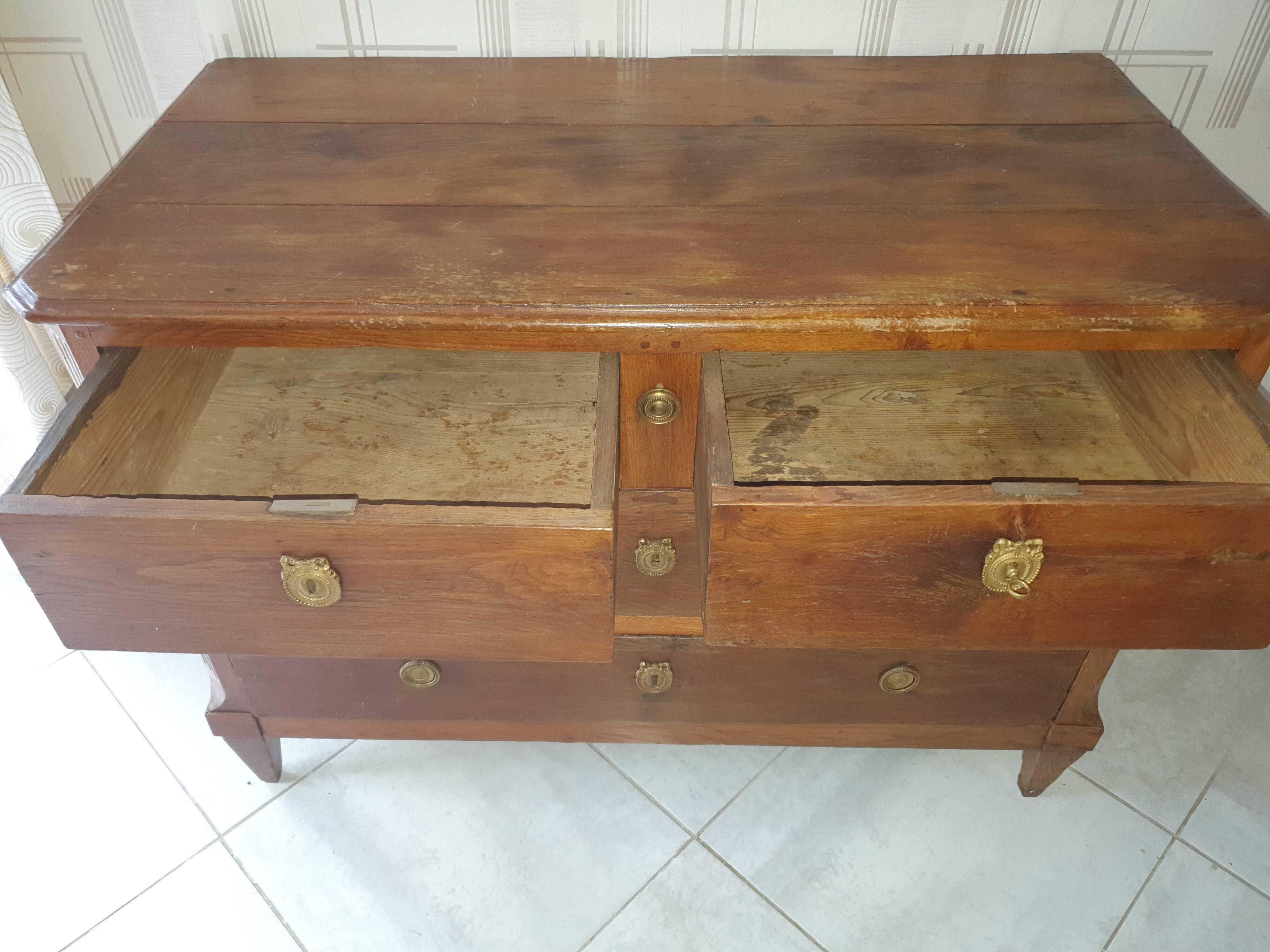 Oak chest of drawers