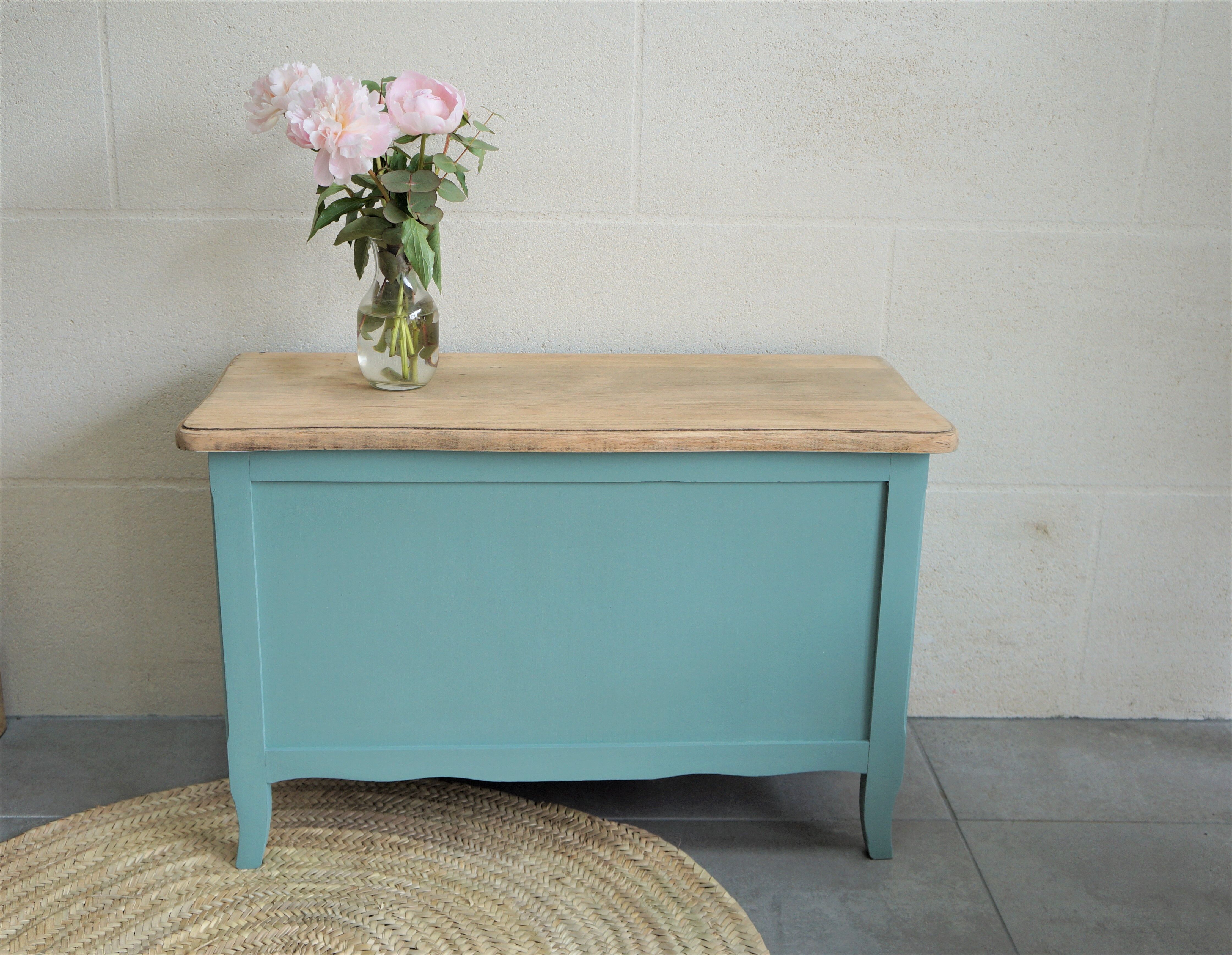 Green box, raw wooden lid