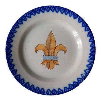 Assiette de decoration en faience 18eme signee saint clement decor de blason royal