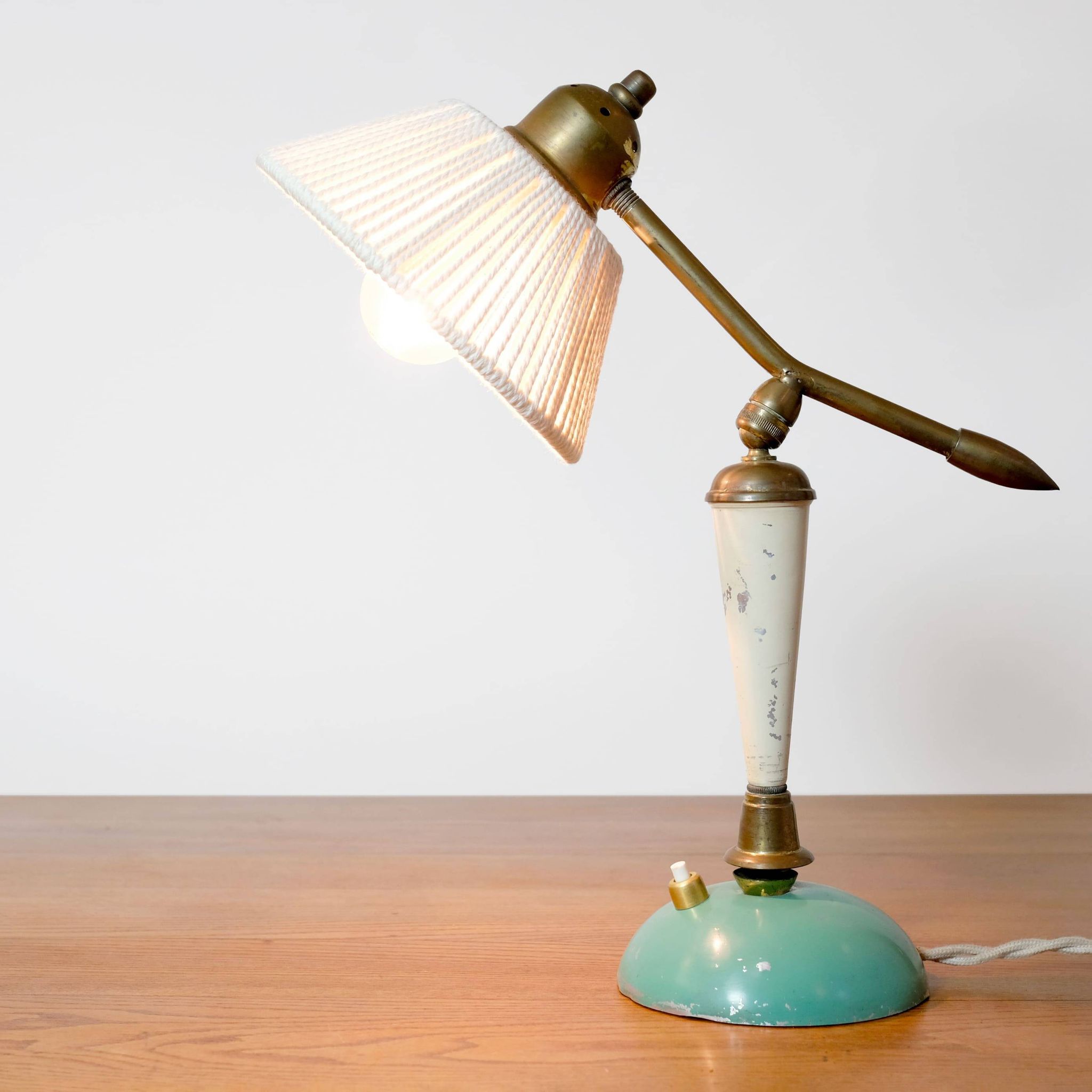 Lampe en laiton et métal laqué des années 50.
