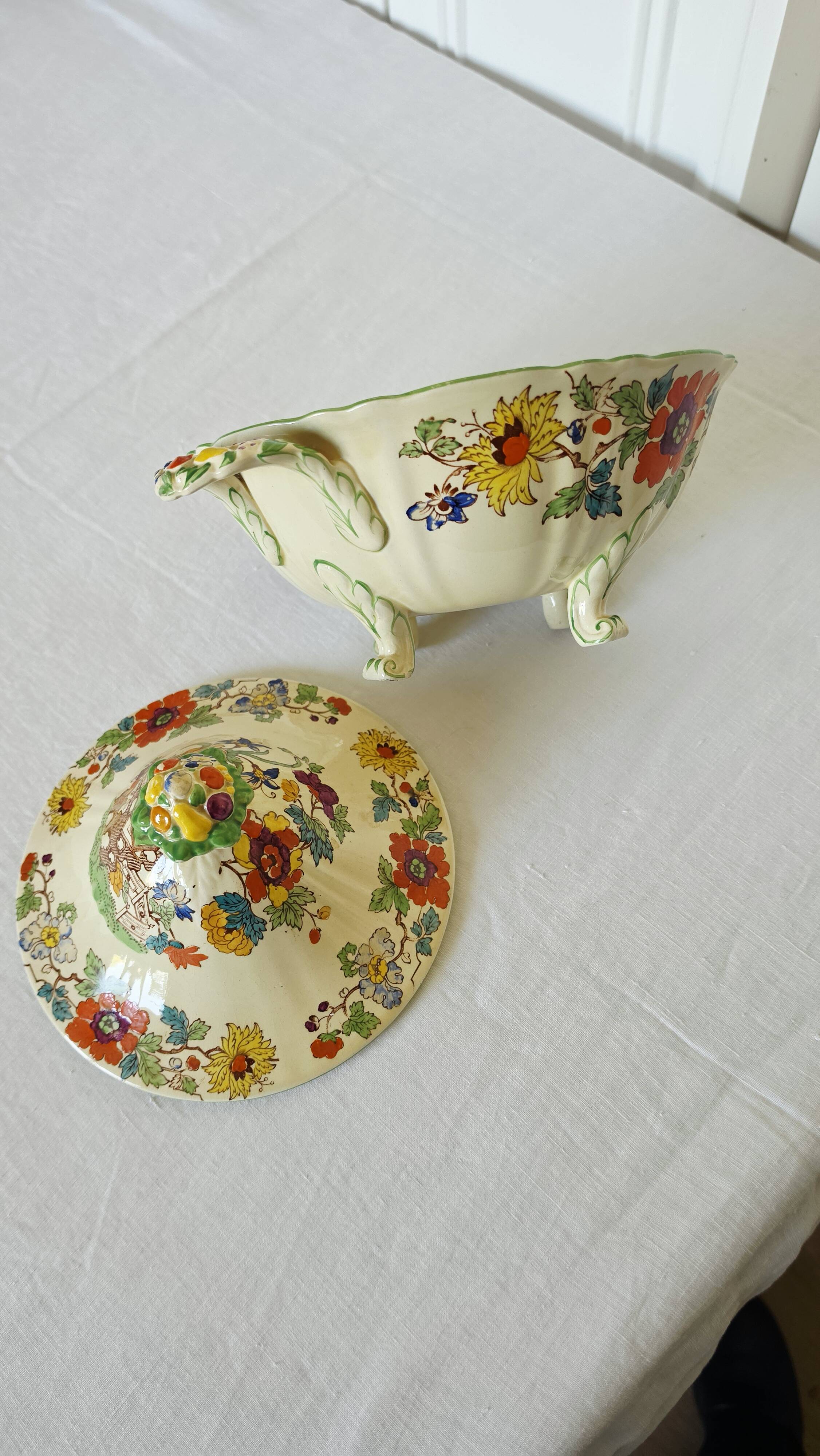 Antique soup tureen on feet from the prestigious English manufacturer Mason's,