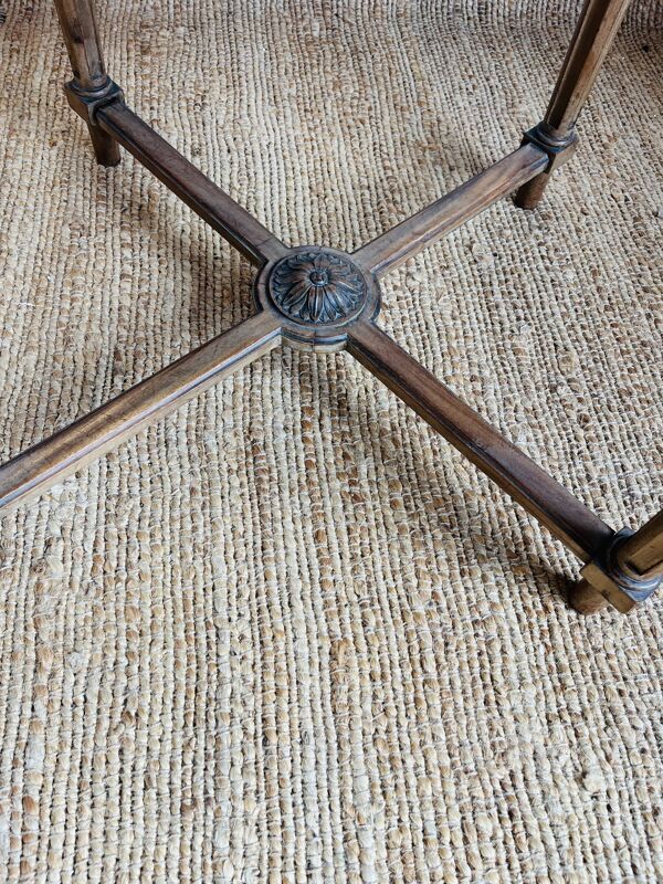 Table d’appoint ronde style Louis XVI pieds cannelés – 654011