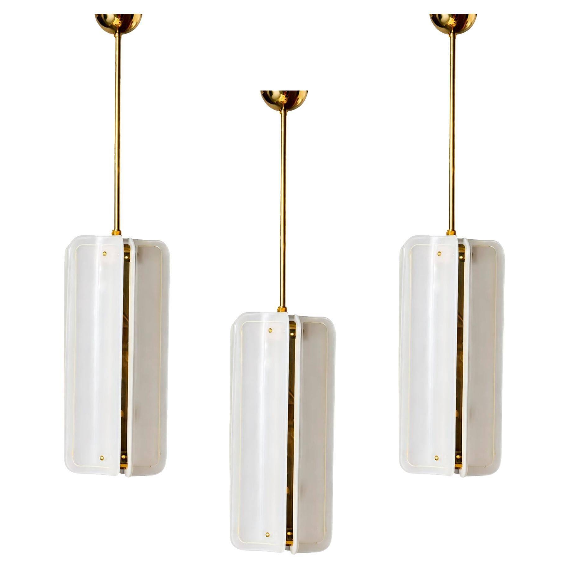 Lampe suspendue italienne en verre de Murano blanc et laiton de style mid-century modern