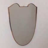 Miroir en forme de bouclier avec cadre en laiton, années 50