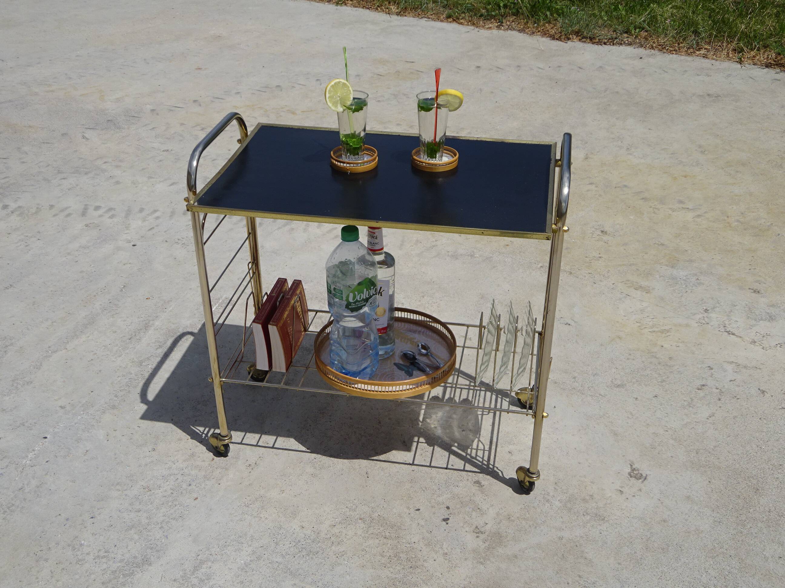 Desserte roulante, porte-vinyles en métal doré