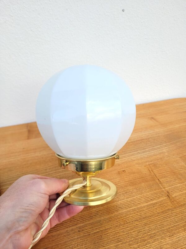 Lampe globe vintage opaline à facettes