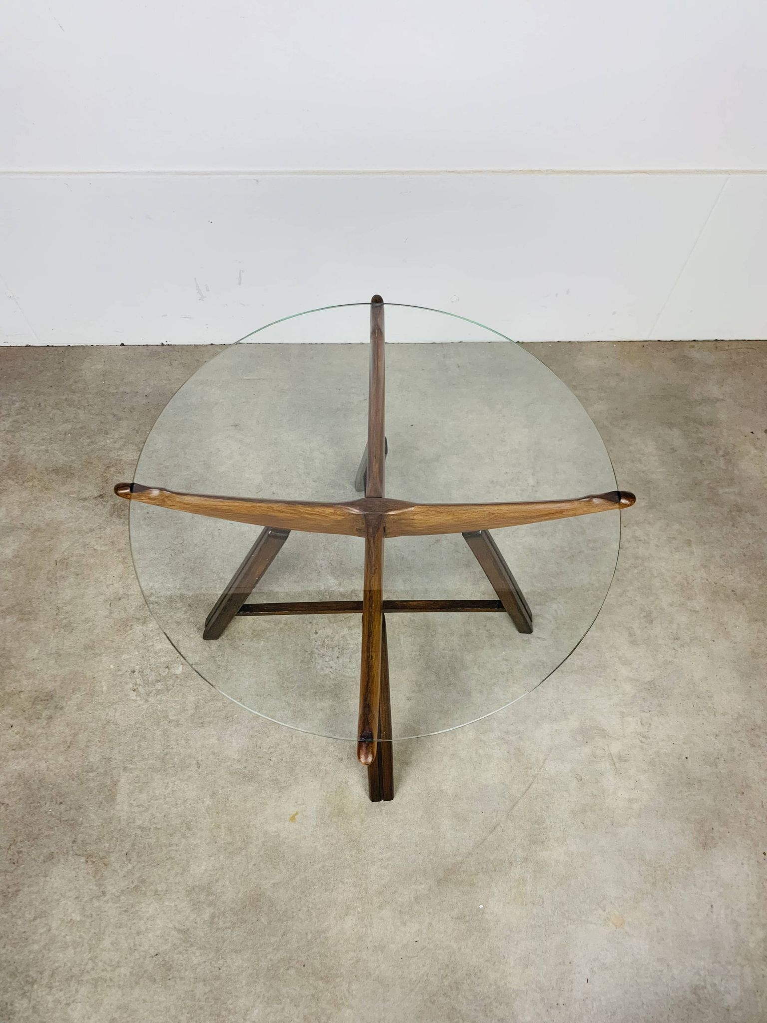 Table d’appoint en bois et verre, Italie, années 60, guéridon